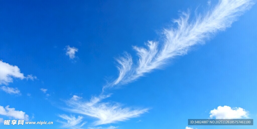 蓝天飘絮状白云
