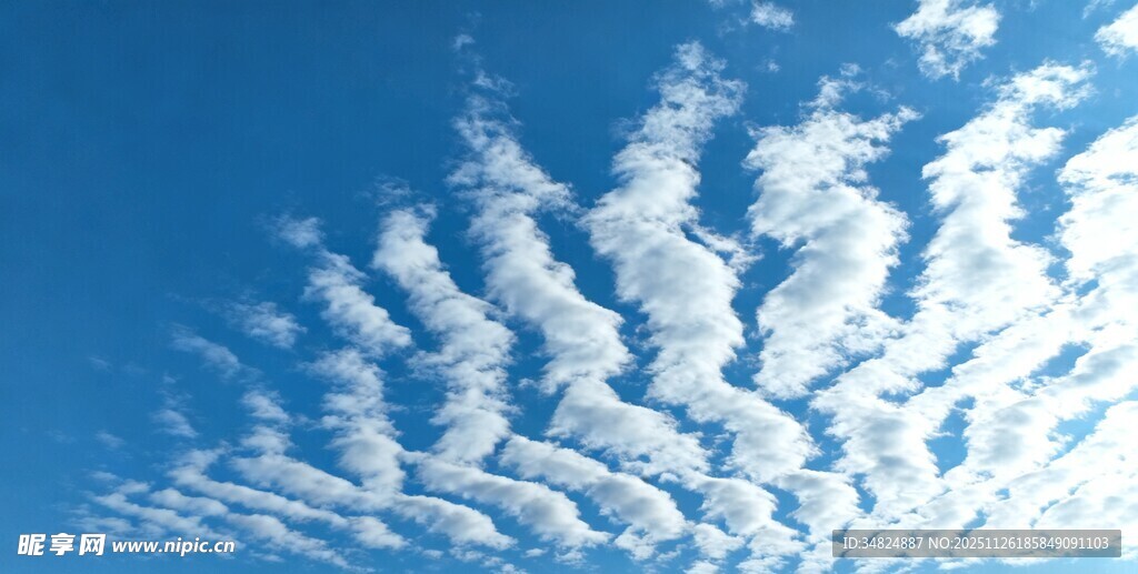 蓝天中整齐排列的云朵