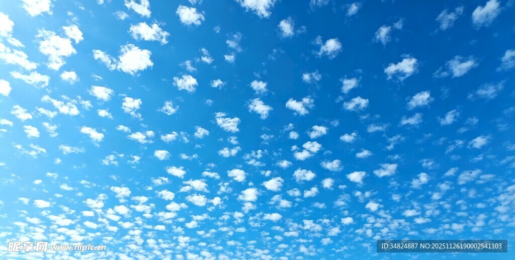 晴朗蓝天飘满细碎白云
