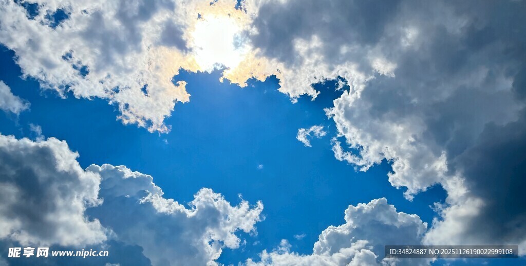 蓝天白云间的阳光景致