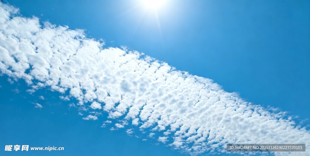 蓝天中的飞机尾迹云