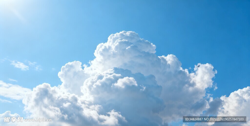 蓝天中的蓬松白云
