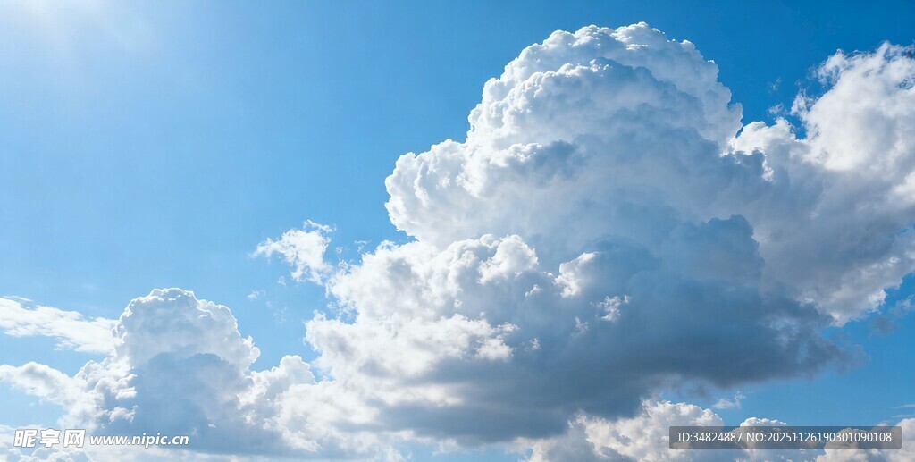 蓝天中的蓬松云朵