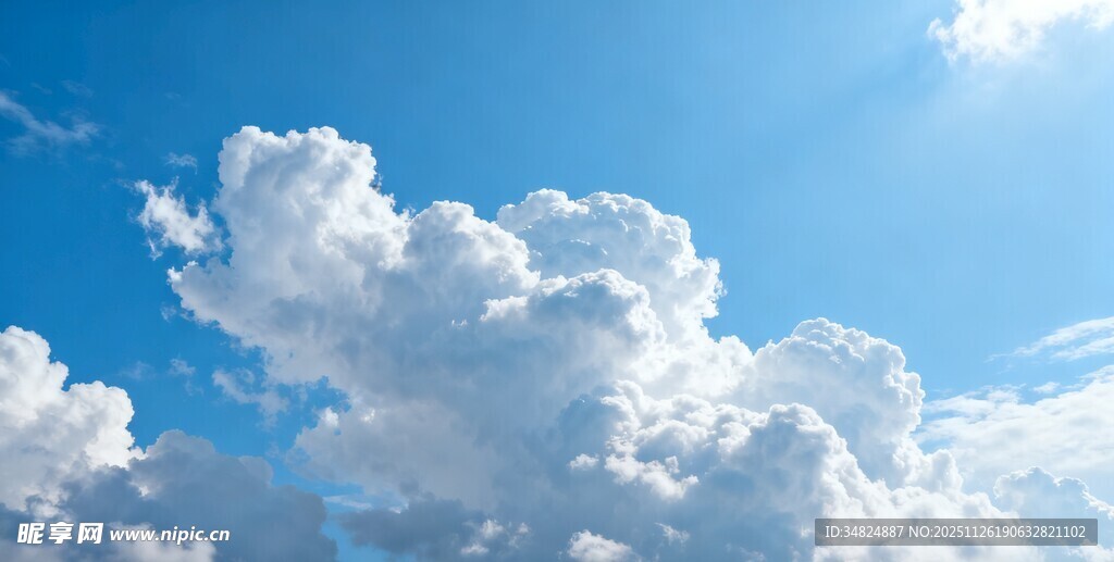 晴朗蓝天中的蓬松白云
