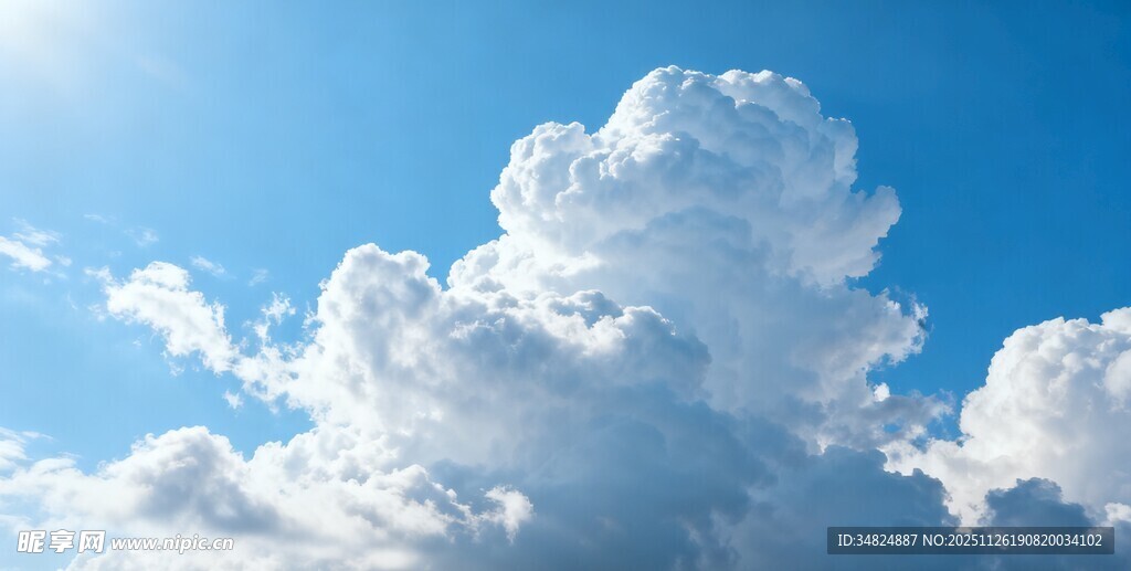 蓝天之上的蓬松云朵