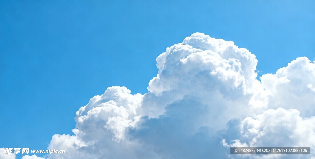 蓝天中的蓬松白云