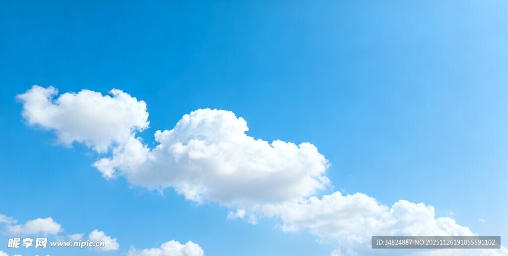 晴朗蓝天中的蓬松白云