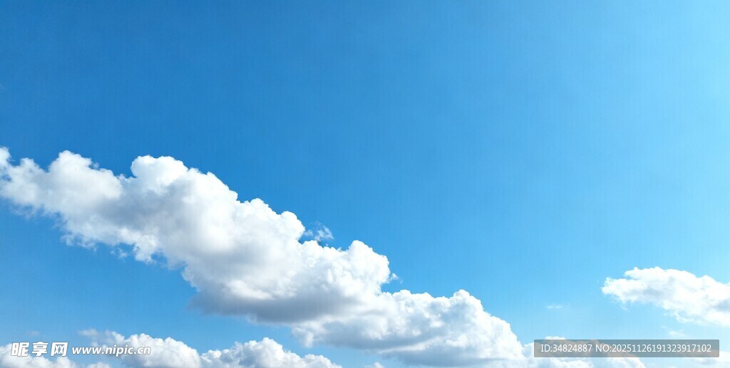 晴朗蓝天飘着朵朵白云