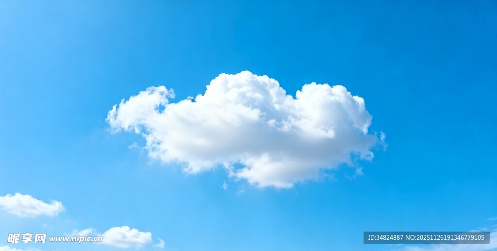 蓝天中的蓬松白云