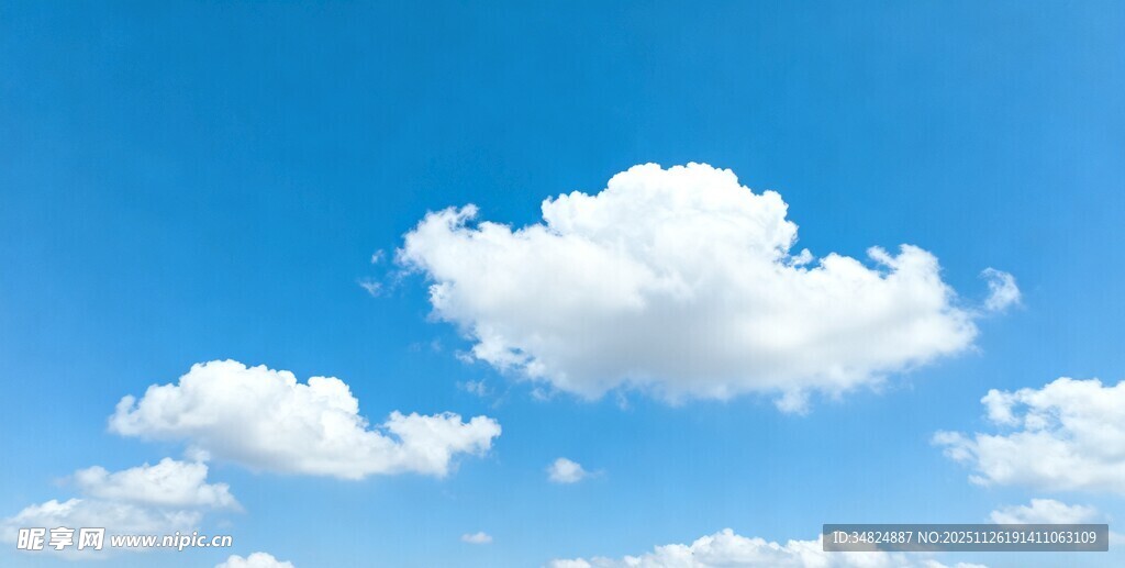 晴朗蓝天中的蓬松白云