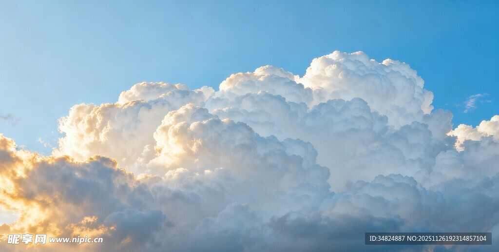 蓝天中的壮丽积云