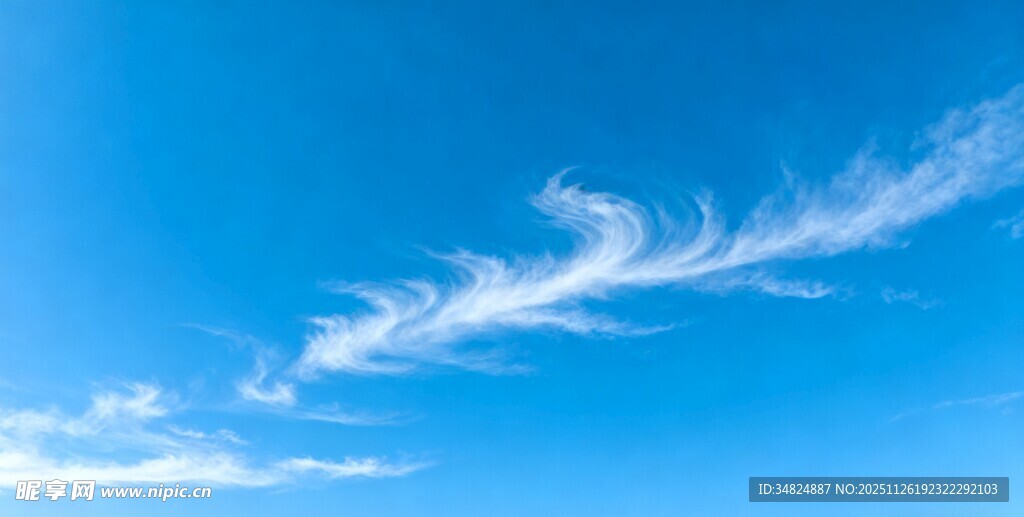 蓝天下的飘逸卷云