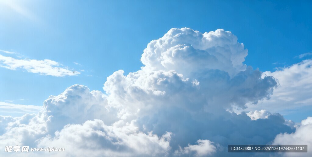 蓝天中蓬松的大朵白云