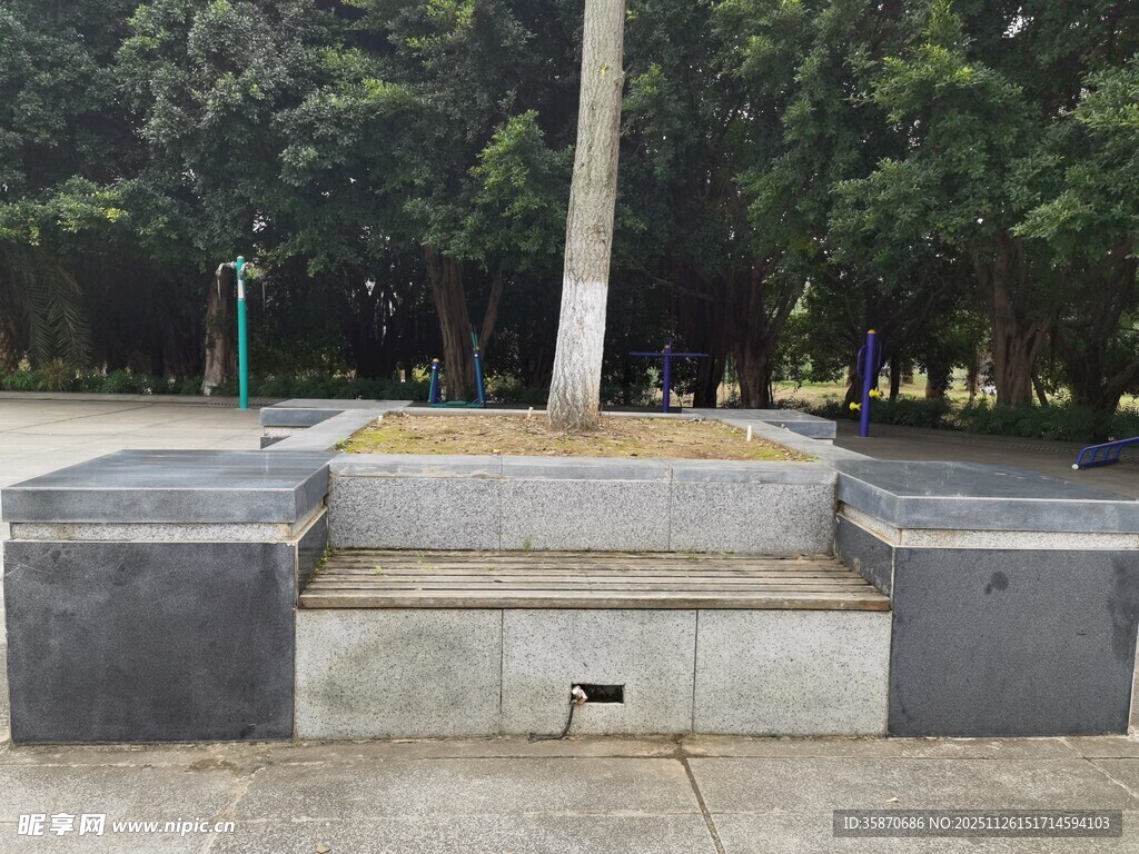 户外花坛与休息长椅景观