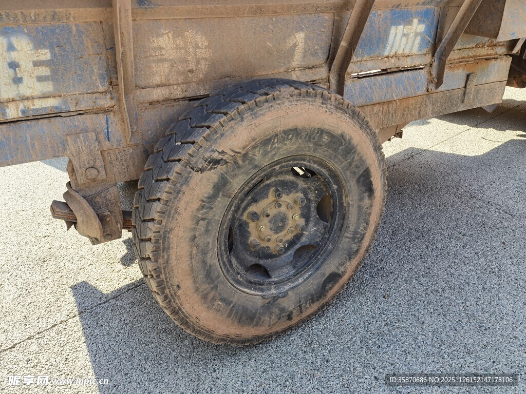 老旧卡车车轮特写