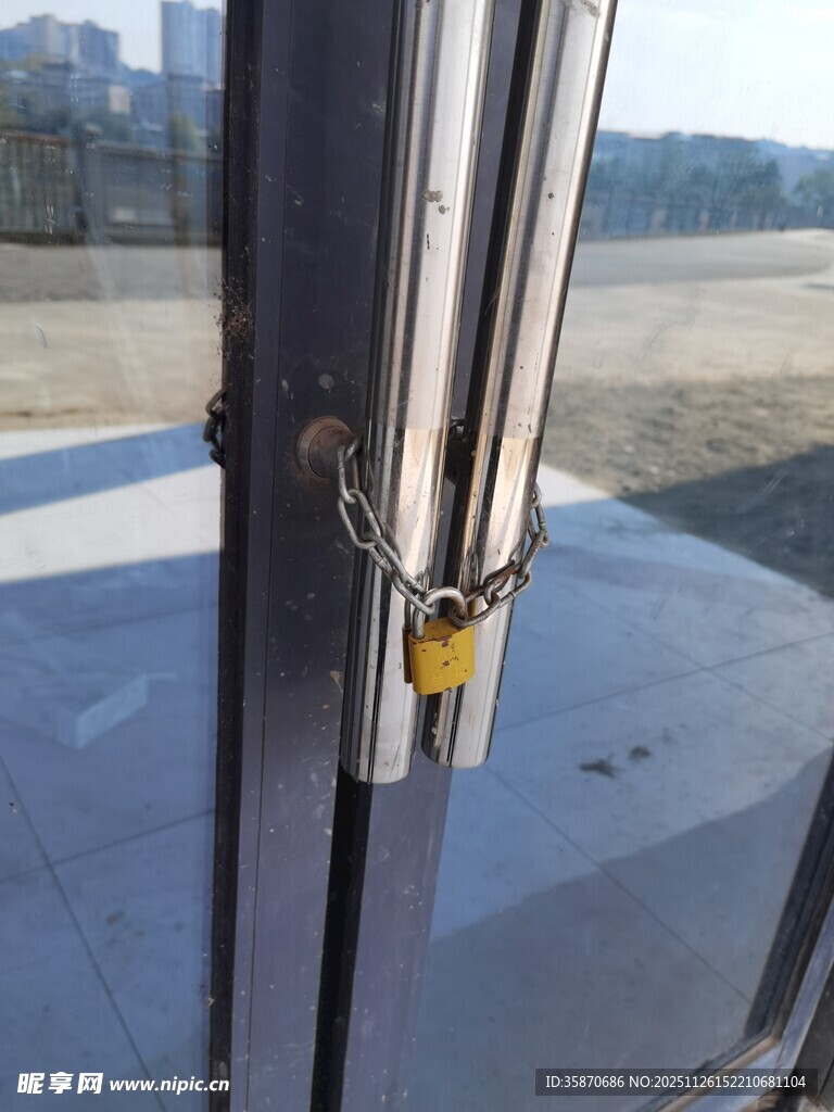 挂锁锁住的金属门