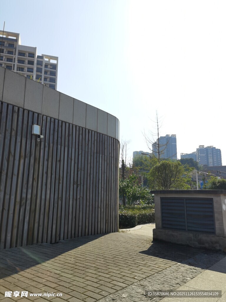 现代建筑外观与开阔空间