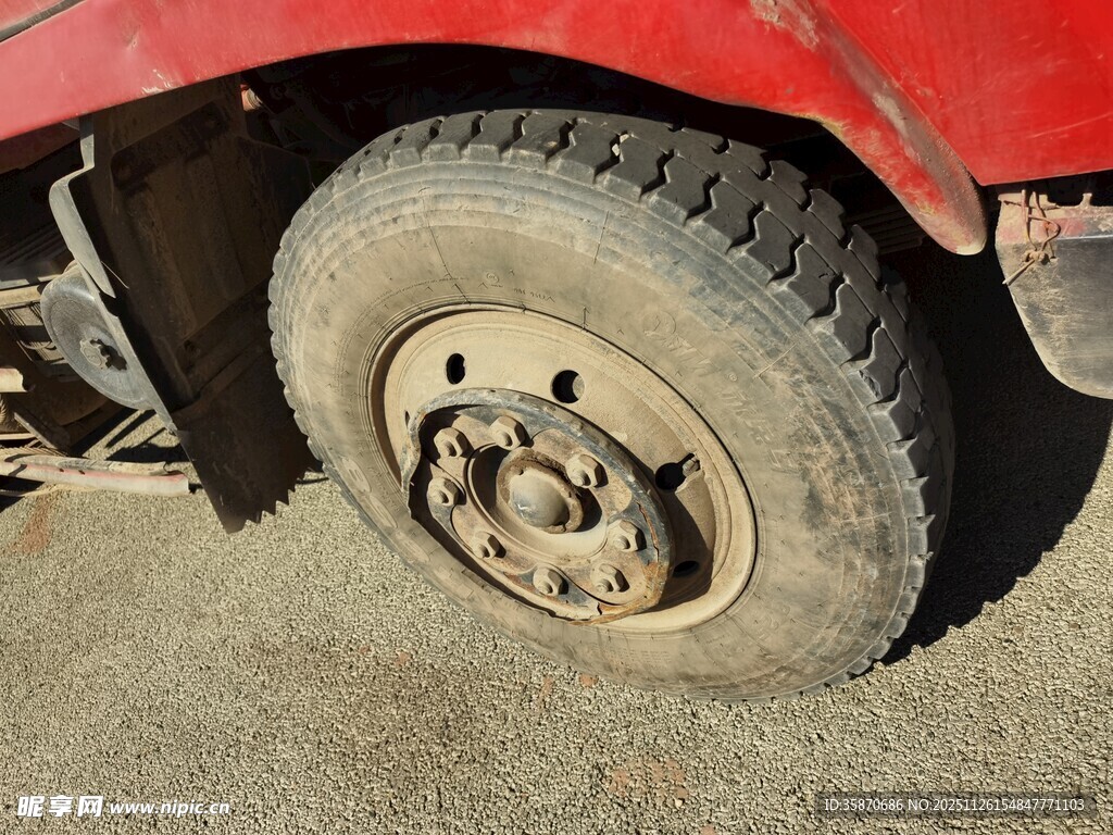 红色车辆陷在沙地轮胎