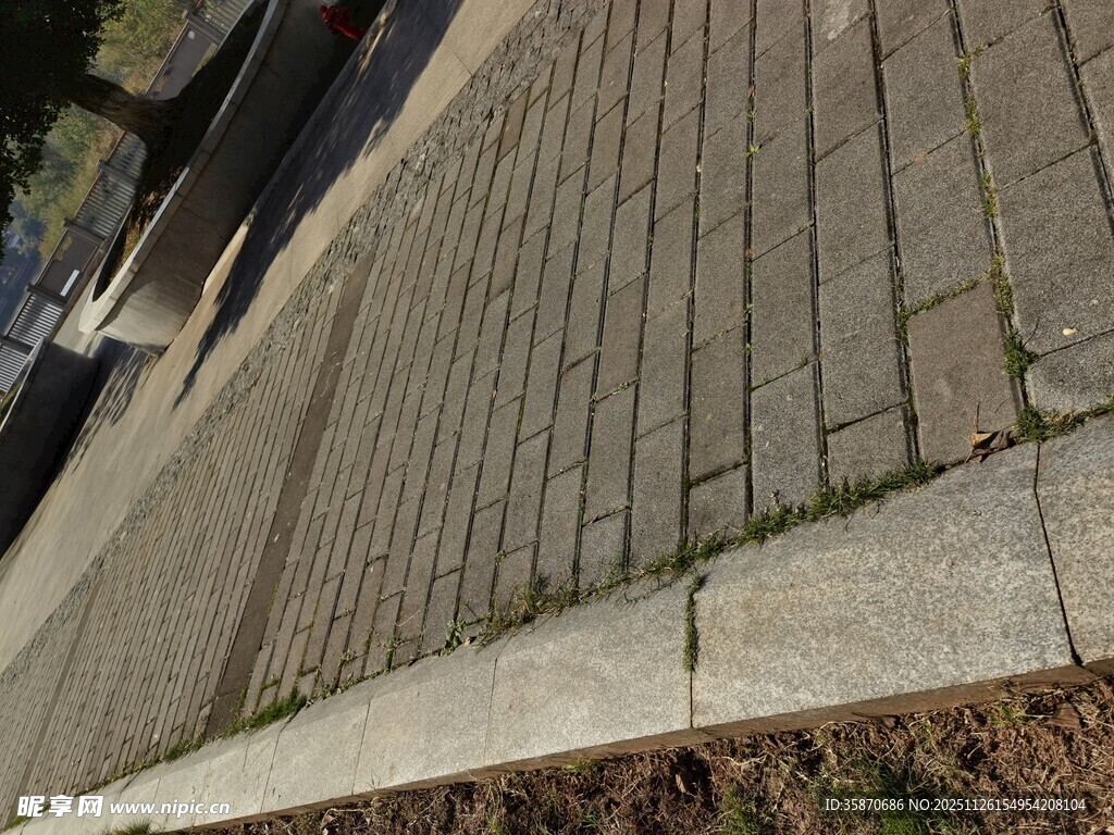 户外铺设的砖石路面