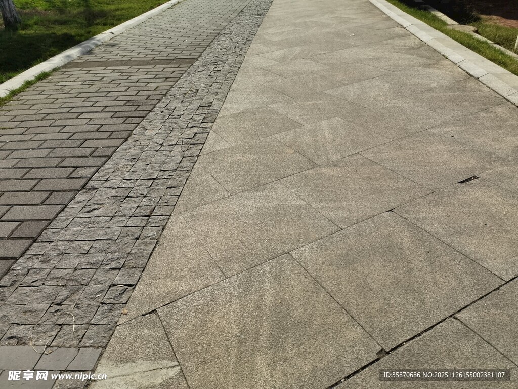 户外水泥砖石铺就步道