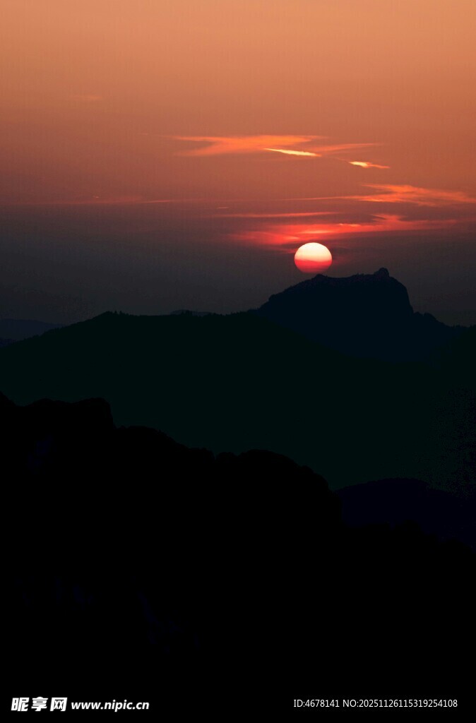 日落山峦间的壮美景色