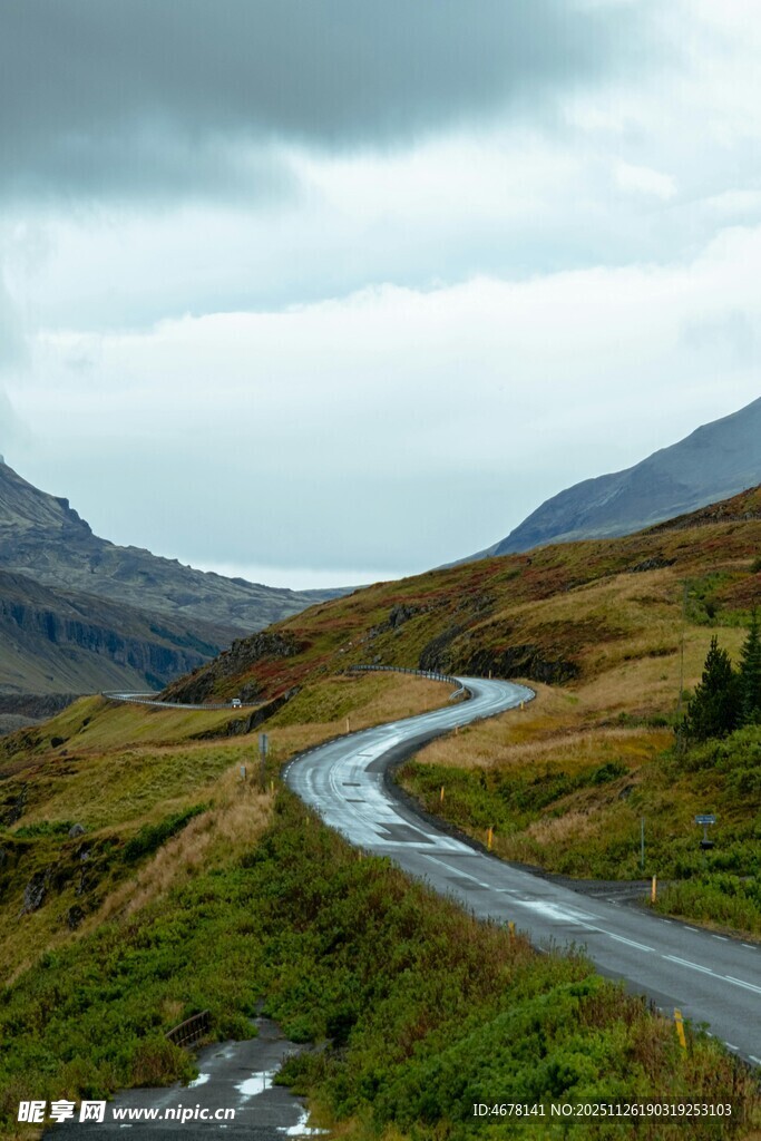 山间蜿蜒公路风景如画