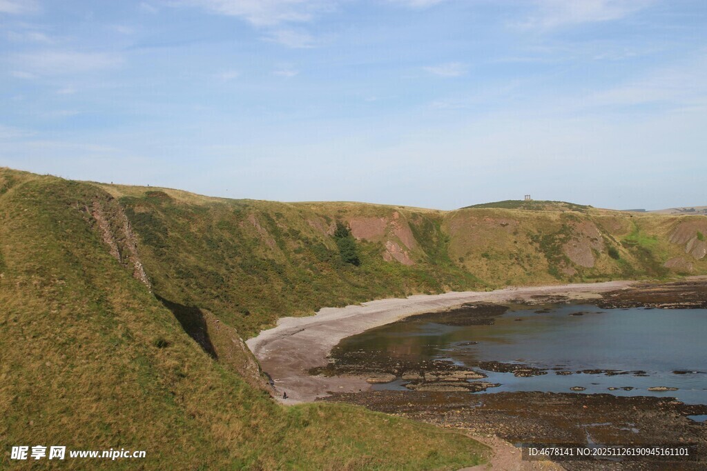 海岸边的绿色山丘与浅滩