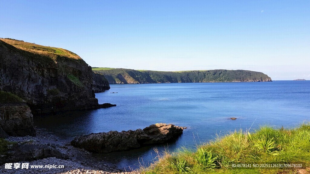 海岸风光岩石与蓝天美景