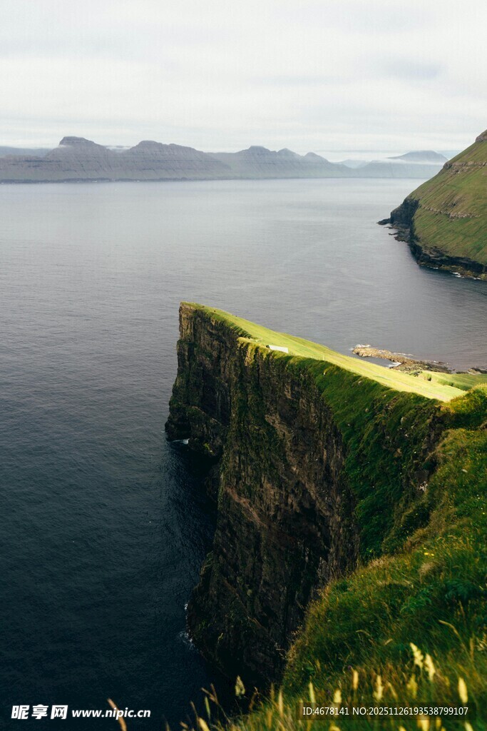 悬崖边的壮美海景