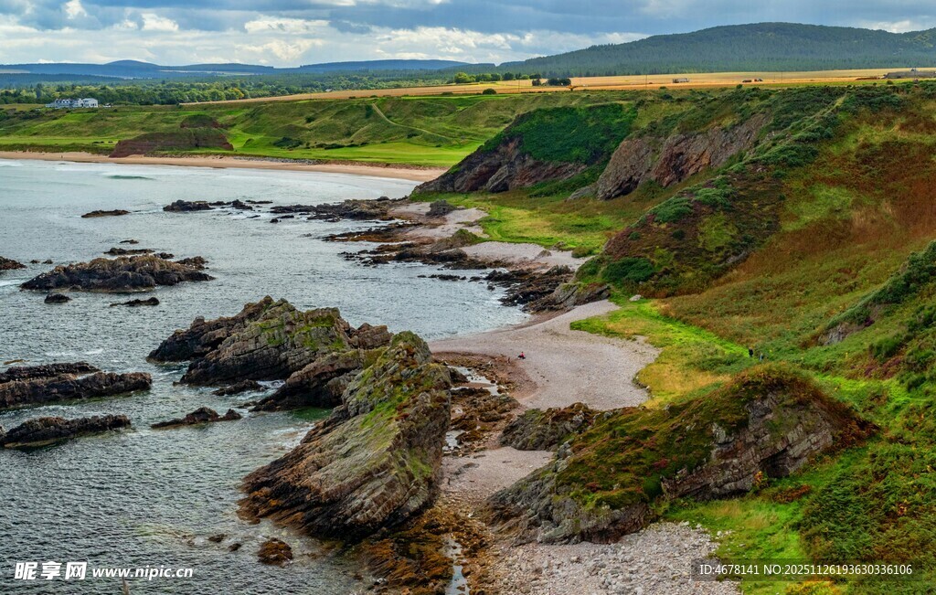 海岸风光岩石与绿地交织