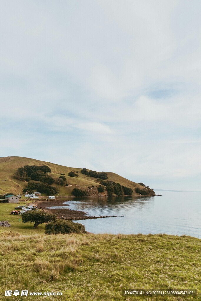 海岸边的开阔草地与山丘