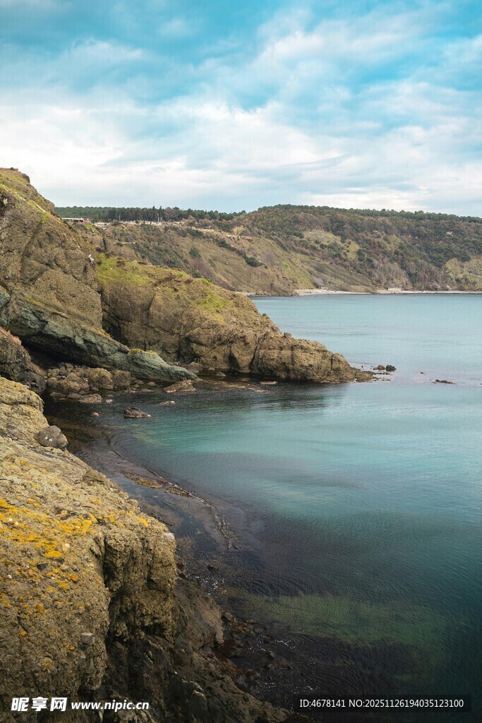 海岸风光宁静的蓝色水域