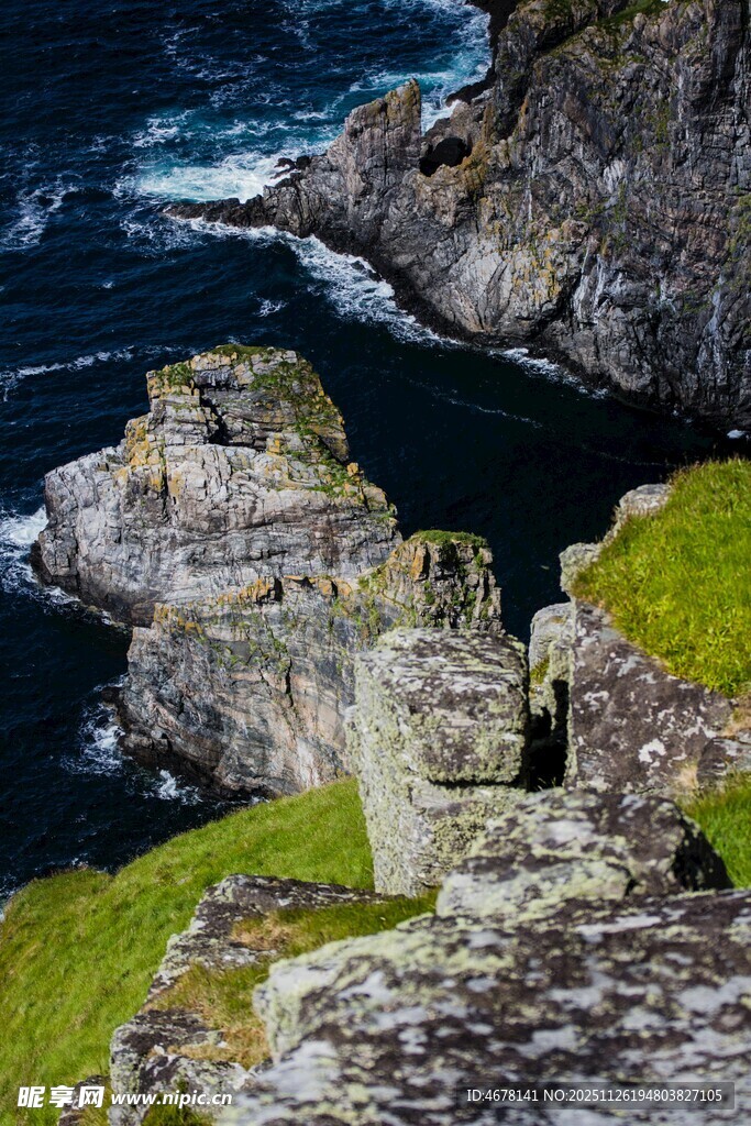 海岸边嶙峋岩石与翠绿草地