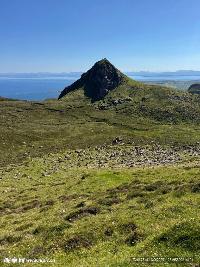 高山绿野间的壮阔海景