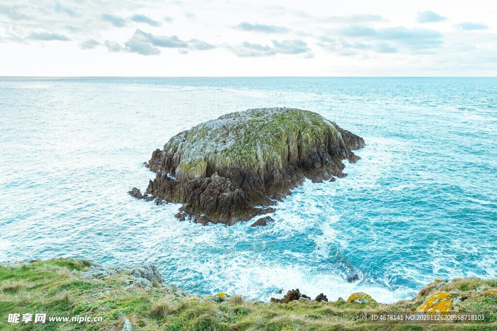 海中孤岩碧海蓝天美景