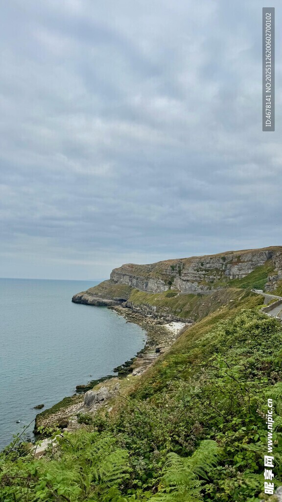 海岸边的翠绿山丘与海景