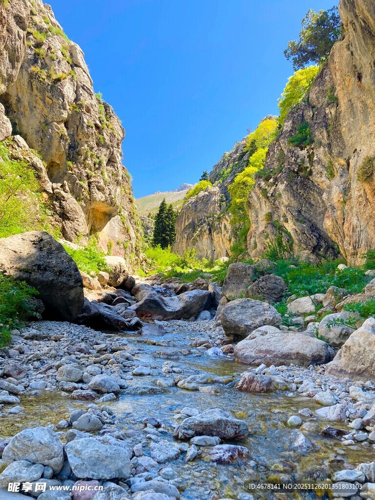 山间溪流穿岩石美景