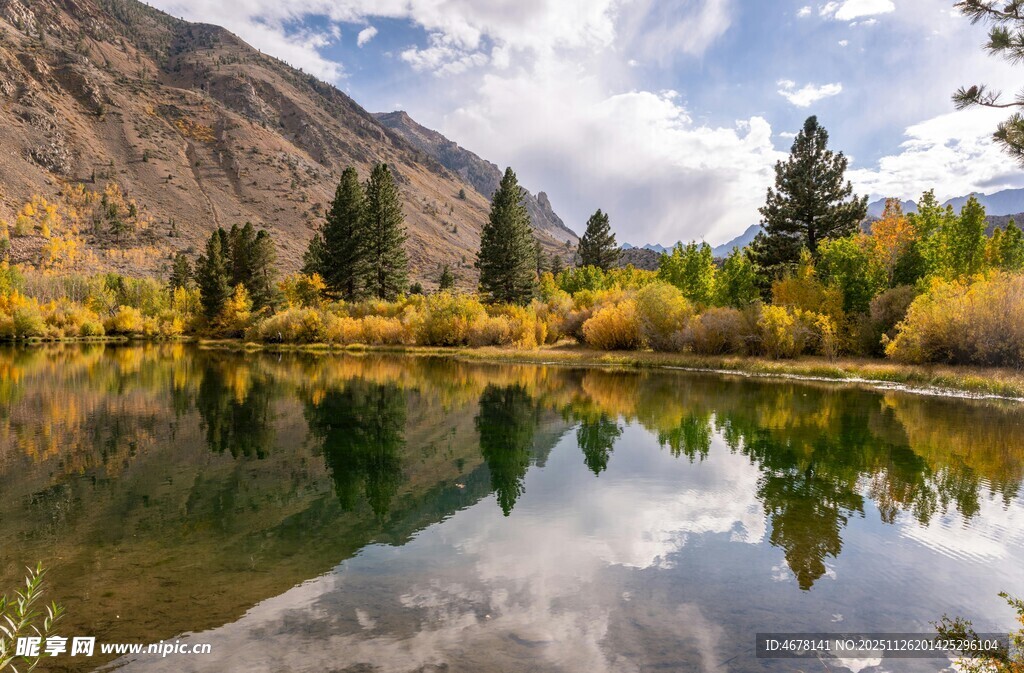 秋日山间静谧湖泊美景