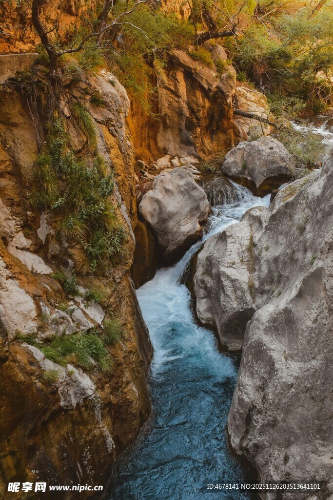 山间溪流穿岩石美景