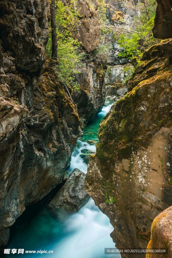山间幽蓝溪流峡谷美景