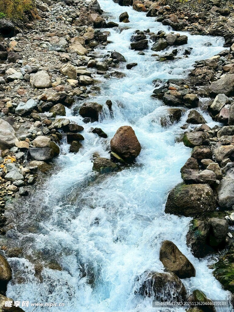 山间溪流潺潺过石间