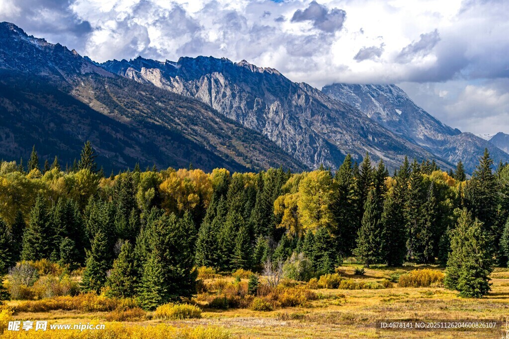 秋日山林中的壮丽山脉景色