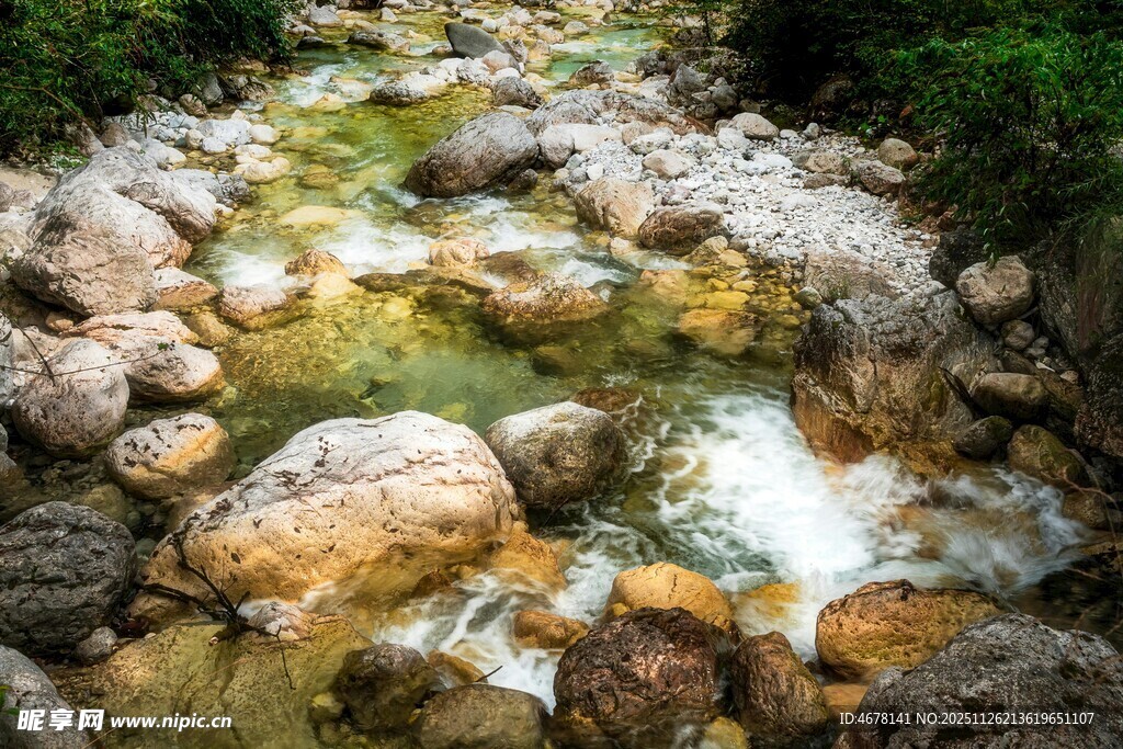 山间溪流穿石而过