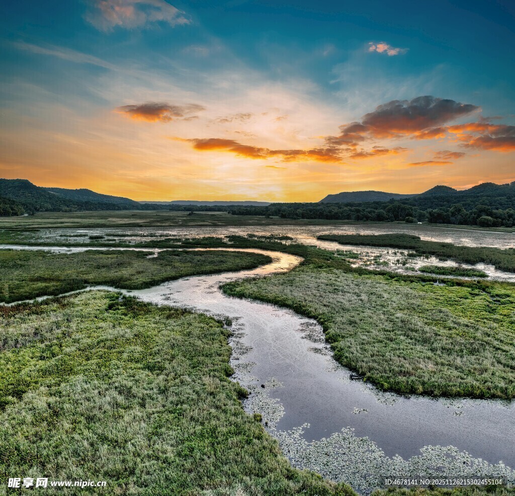 夕阳下蜿蜒河流的原野风光