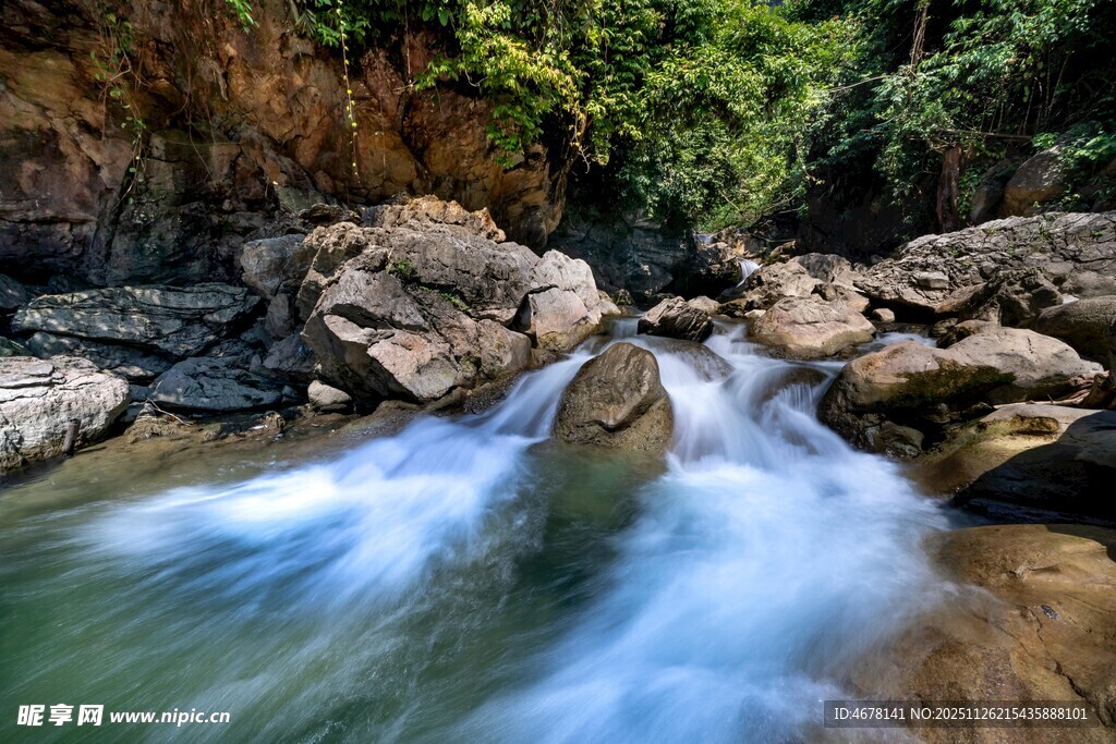 山间溪流潺潺岩石相伴