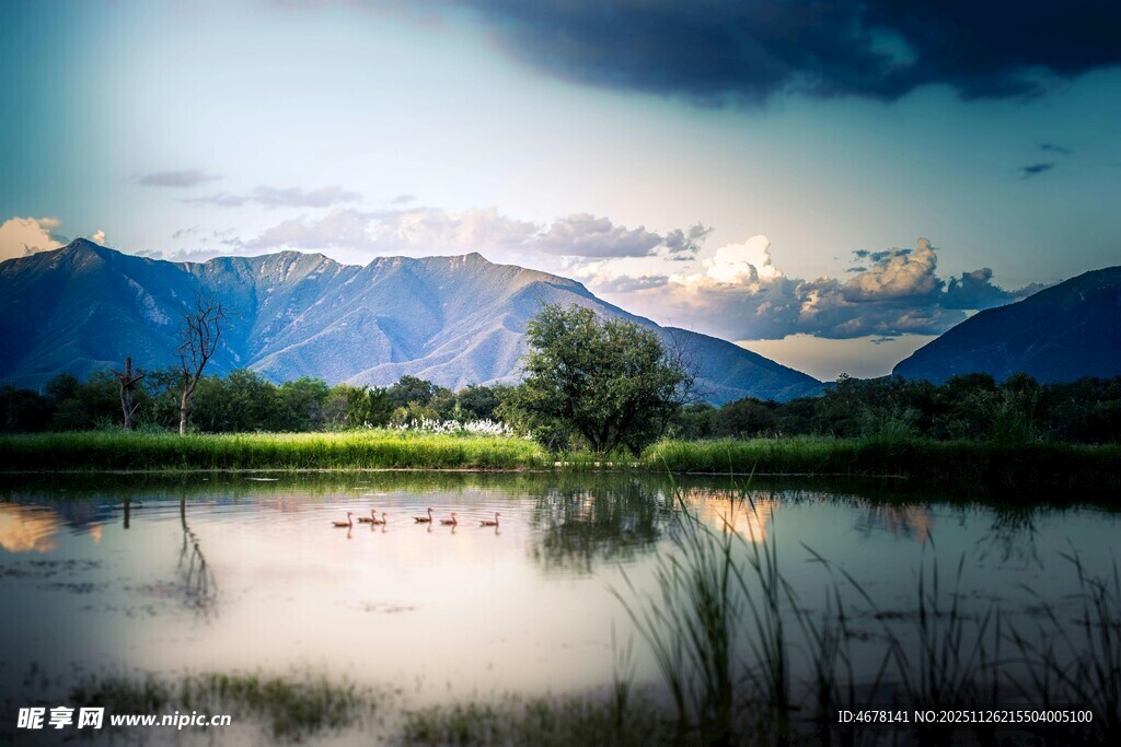 湖畔青山美景如画