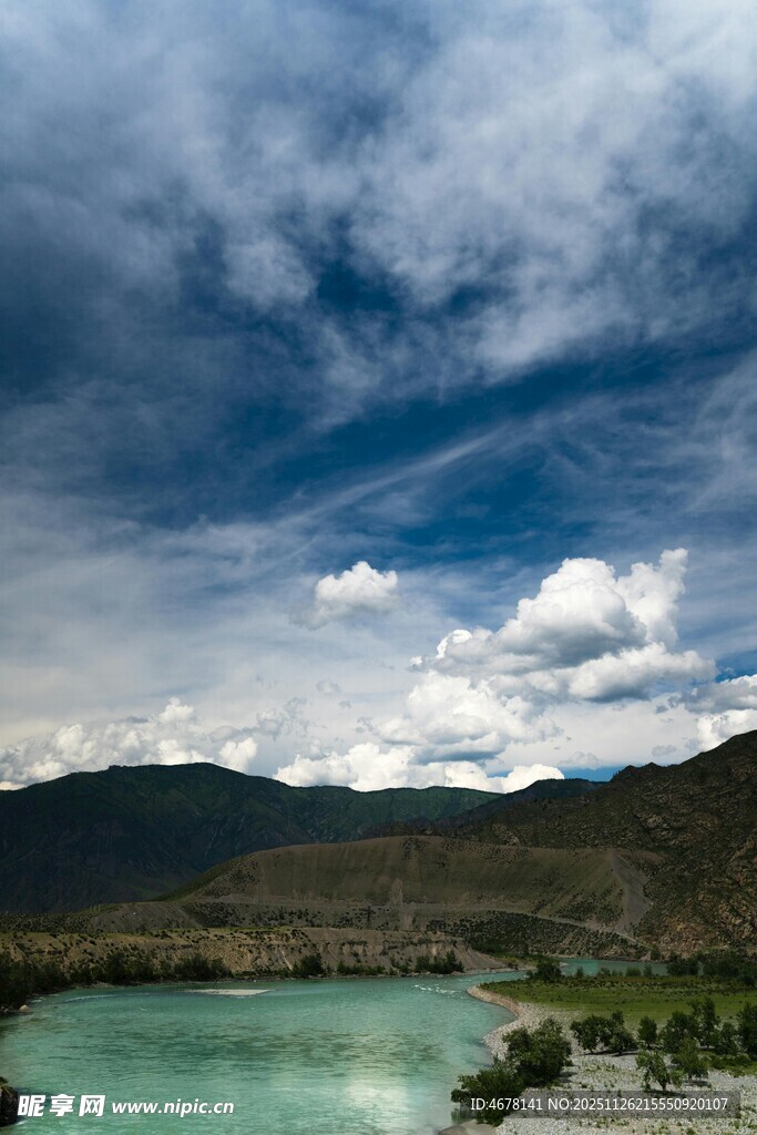 蓝天碧水间的壮美湖景