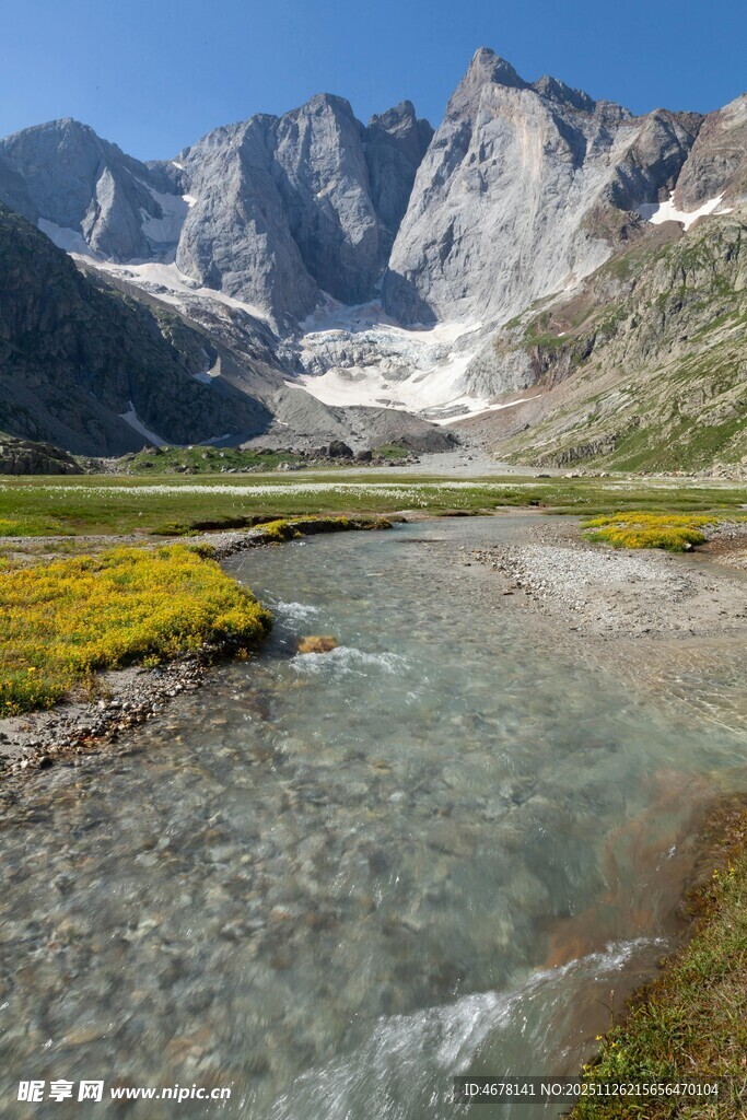 山间清澈溪流与壮丽雪山