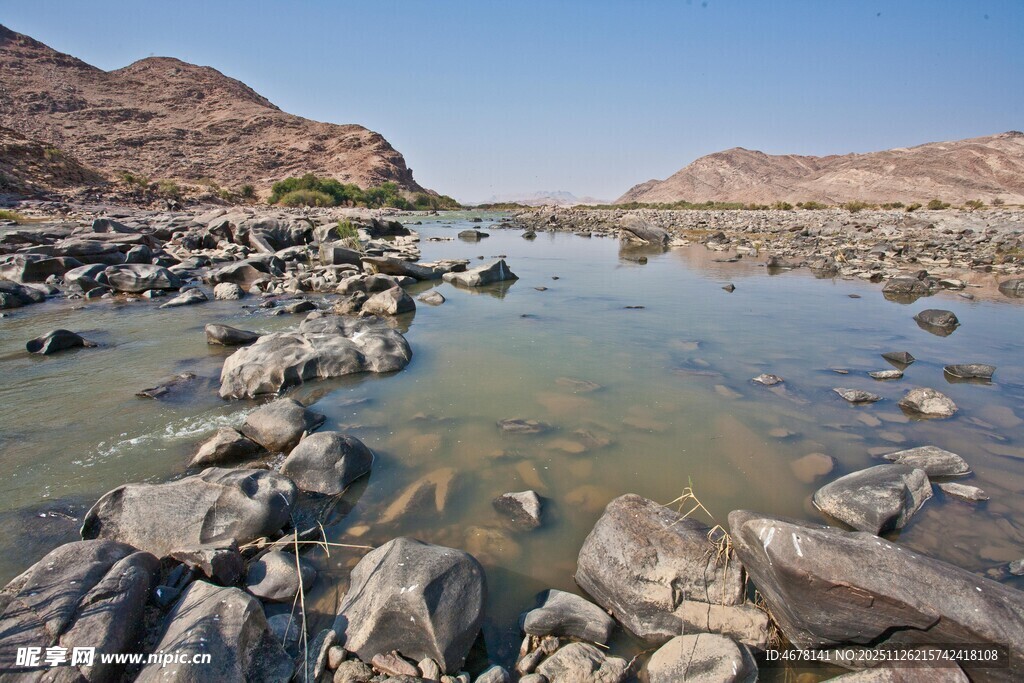 山间溪流与嶙峋怪石