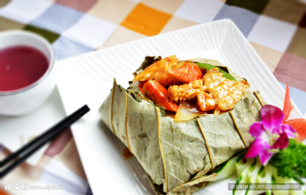 荷叶包裹美味虾仁菜肴